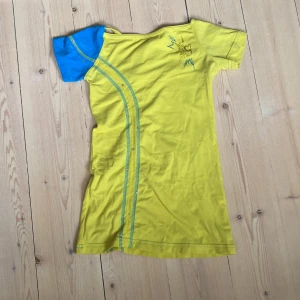 Gul Sverige träningströja från karisma - Använt många gånga, den gula färgen är lite missfärgad men annars i bra skick