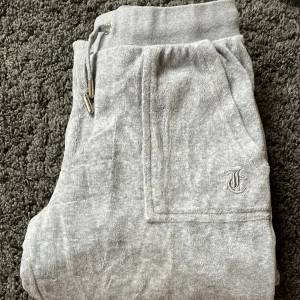 Juicy Couture - Använda juicy byxor fast i fint skick. Säljer pågrund av att dom är för små. Köparen står för frakt.