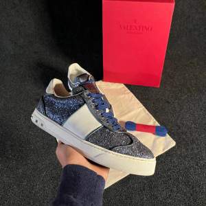 Valentino Flycrew Limited Edition Sneakers | Blå färg som livar upp vilken outfit som helst | Vädligt snygga | Nyrpris ca 6000 kr | Vädligt bra skick, alla nitar kvar!! | Storlek 38,5 | Allt ingår | Vid mer frågor eller funderingar kontakta privat ✔️