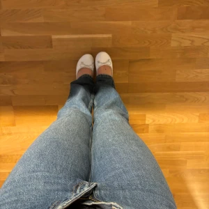Jeans - Ett par straight blåa jeans ifrån Gina i väldigt fint skick, endast testat dem och de var för små.💕 Storlek: 36