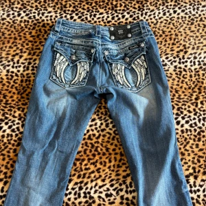 2000s mcbling miss me jeans - ✰*฿✩‧₊˚ läs gärna köpvillkoren innan köp  ✰ miss me STRAIGHT jeans i strl 27, står 29 men den är omsydd av skräddare i midjan, innerbensmått: 70 ✰ sparsamt använt second hand plagg, gott skick ✰ skriv vid frågor 🤝