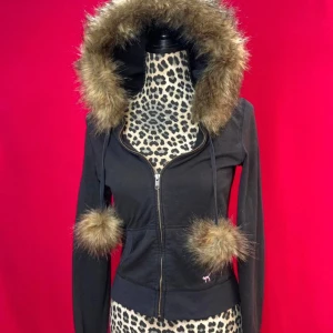 2000s mcbling victoria secret pink fur zip up - ✰*฿✩‧₊˚ läs gärna köpvillkoren innan köp  ✰ victoria secret pink fur zip up i strl S. kommer INTE diskutera priset, den är custom made importerad från USA för mycket mer ✰ sparsamt använt second hand plagg, gott skick ✰ skriv vid frågor💋