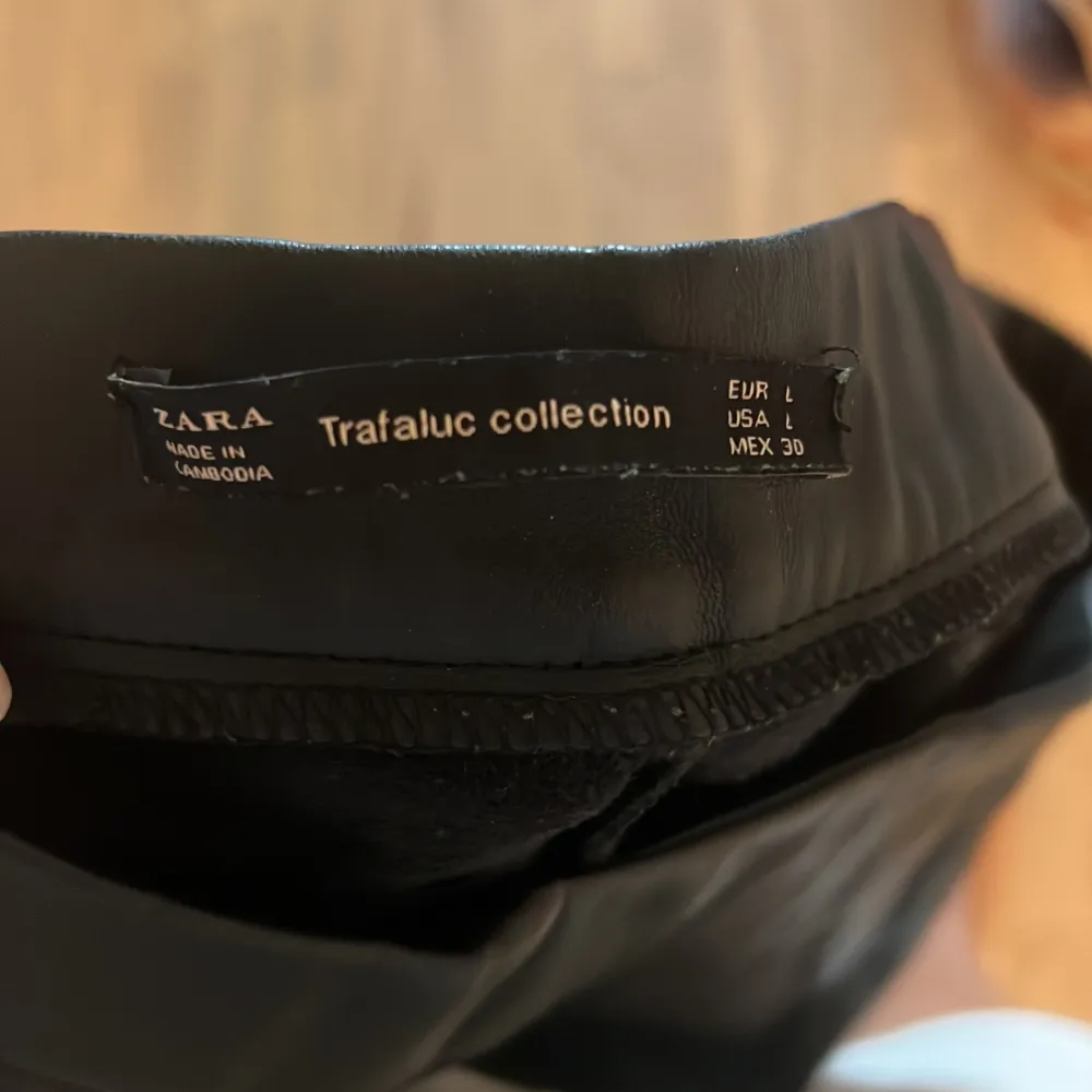 Säljer ett par svarta skinnbyxor från Zara Trafaluc Collection.Byxorna är i storlek L och har en tight passform. Använda fåtal gånger . Jeans & Byxor.