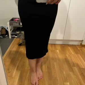 Kjol - En fin svart stickad kjol i väldigt fint skick, endast använd ett fåtal gånger 💕 Storlek: S