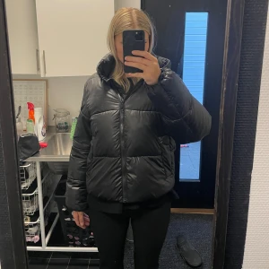 Vinterjacka HM - Säljer min vinterjacka från HM då jag vill köpa en ny! Det är inga defekter och har bara använts en vinter. Mycket fin och mycket varm!