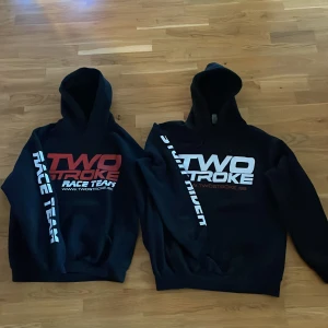Two stroke hoodies - Säljer nu dessa två Two stroke hoodies pga kommer inte till Andvändning.  Båda är i stl M Fint skick båda två då dem aldrig Andvändes.