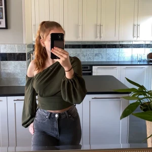Olivgrön offshoulder topp - Nypris 139kr, Använd en gång. Snygg olivgrön offshoulder topp med långa ärmar och en tightare midja. ä