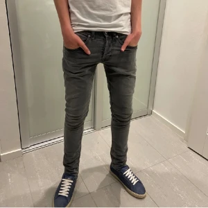 Dondup Jeans George  - Säljer nu dessa sjukt snygga dondup George jeans som är i riktigt bra skick utan defekter, de på baksidan är populär design, skriv vid fler frågor o funderingar🙌🏼