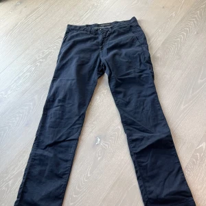 Marinblå chinos - Chinos från Four ten som knappt är använda. Kontakta vid intresse.