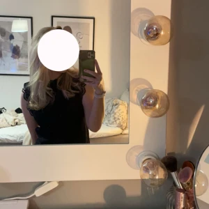 Snygg blus från pieces  - Svartspetsblus som är köpt på zalando men från pieces. I perfekt skick och jättesnygg att både ha i skolan och på finare tillfällen. Sitter perfekt på mig som är 162😇