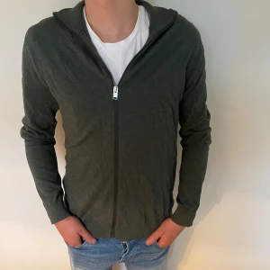 Selected homme ziptröja - Tjena! Säljer min selected homme zip med storlek M. Skick 9/10. Modellen är 175cm lång o väger 65 kg.👍🏼