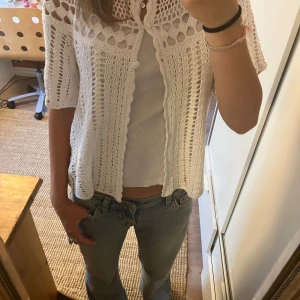 Genomskinligt kofta från lindex  - Super fin blus från lindex, genomskinlig men passar perfekt med ett linne under pris kan diskuteras vid snabb affär❤️