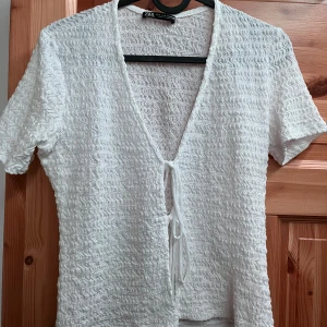 Vit topp - Jättefin vit topp som köptes nu i sommar, använd endast en gång