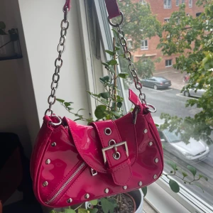 NA-KD väska  - I bra skick!! 💓💓💓 Poppig rosa färg med två innerfack  