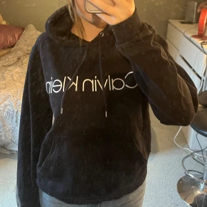 Calvin Klein hoodie - Calvin Klein hoodie, svart. Säljs pga ingen användning.