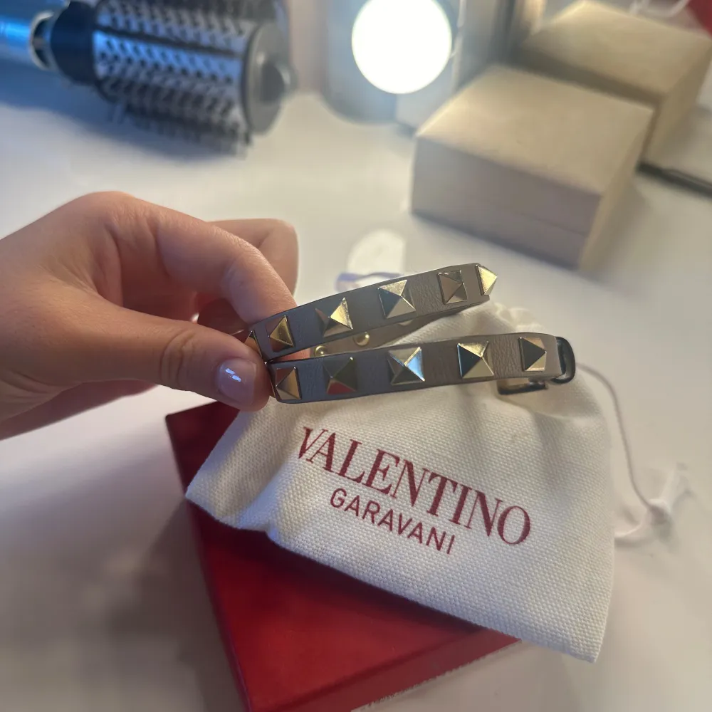 Säljer mitt fina valentino armband som inte kommer till användning ,inga defekter förutom där vid spännet för har spänt åt den där annars som ny skriv för fler funderingar eller bilder äktenhetsbevis finns priset kan diskuteras. möts upp i Stockholm . Accessoarer.