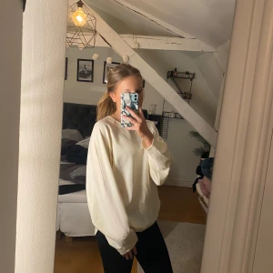 Carin Wester Blus - Benvit blus från Carin Wester nyskick, aldrig använd. Säljer för att den aldrig används. Skriv gärna med frågor🩷