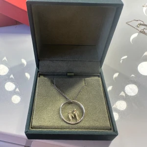 Maria Nilsdotter  - Säljer mitt Maria Nilsdotter halsband kommer tyvvär inte till användning, skriv för fler funderingar eller bilder 🩷🩷 möts upp i Stockholm , pris går att diskuteras