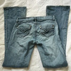 Lågmidjade bootcut jeans - Perfekta lågmidjade bootcut jeansen 💙 Skriv privat för mått och så💙