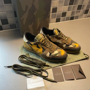 Valentino rockrunners  - KVITTO finns /Skick 6-10/ allt på bild ingår/ pris går diskuteras vid snabb affär / storlek 42 passar även 43  