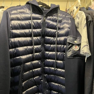 Moncler cardigan - Helt ny använd 1 gång . Inga defekter  