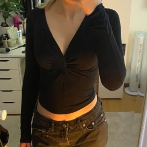 Långärmad topp från H&M - Supersnygg långärmad svart topp med knut från H&M i storlek XS🩷
