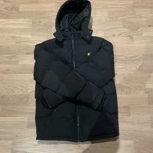 Lyle and scott jacka - Säljer denna super fina lyle and scott jackan pga att jag har skaffat en annan. Den har inga defekter och ser helt ny ut. Skick: 10/10 köpte den förra åter på kidsbrandstore för ungefär 1500kr