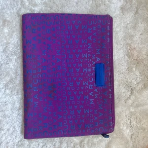 Marc Jacobs dator fodral  - Lila dator fodral från Marc Jacobs!!