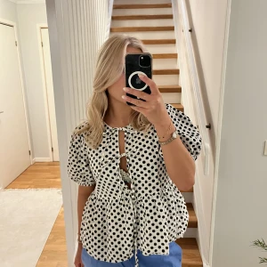  blus köpt i Köpenhamn  - Jättefin blus köpt här på Plick som var köpt från början i Köpenhamn. Perfekt till hösten och till middag, skola eller fest