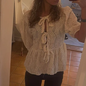 Knyt blus - Super fin knut blus som inte sälja längre på gina, väldigt efterfrågad. Diskuterbart pris 