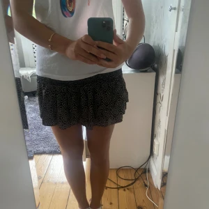 Mönstrad kjol - Sååå fin mönstrad volangkjol från zara, finns inte längre!💕💕Man kan vika ner så att den blir lågmidjad🥰Storlek S men mycket stretchig - skulle därav säga passar alla!!