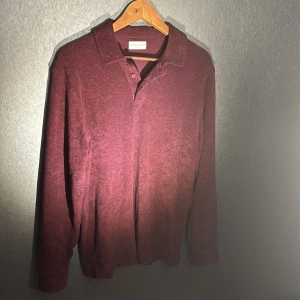 Röd frotté tröja - Supersnygg vinröd frotté tröja med ärmar i storlek Medium som passar perfekt till sen sommar/höst!  Nypris 999kr Skick: 10/10 (använd en gång) Pris kan diskuteras Byten funkar!