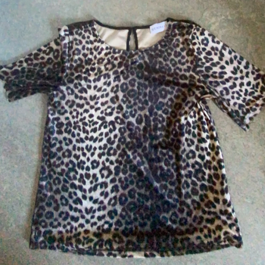 Leopardmönstrad T-shirt från Qonstrast