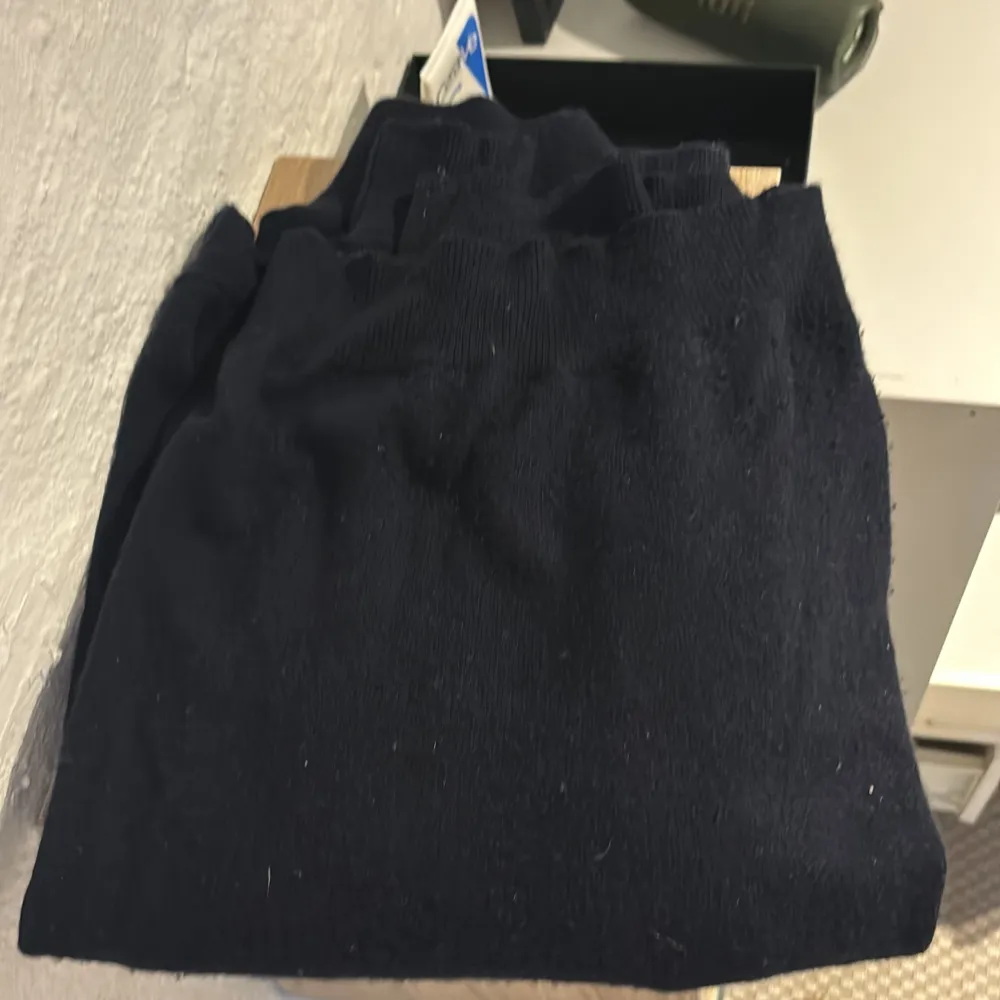 Säljer denna sjukt fräscha halv zipen ifrån davida, tröjan är 100% Cashmere o är i toppskick   Skick:9/10 Nypris: 2600kr. Stickat.