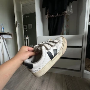 Veja skor - Säljer mina väl andvända veja skor, inte tvättade på bilderna, ändast hälarna som är slitna! Funkar utmärkt att gå i!