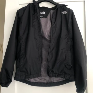 Northface regnjacka - TNF quest jacka, svart. Dammodell stl S. Minilitet runt hål hö ärm (efter larmbricka?) Se bild. Annars fint skick.