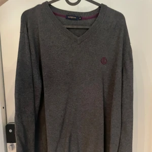 Henri Lloyd Sweatshirt  - Jättefin sweatshirt som är oanvänd!  Fin grå färg. Passar på L och lite bagge på M