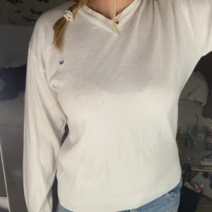 Tommy Hilfiger tröja - Säljer denna fina, ganska tunt, stickade tröja ifrån Tommy Hilfiger! I superfint skick💕💕