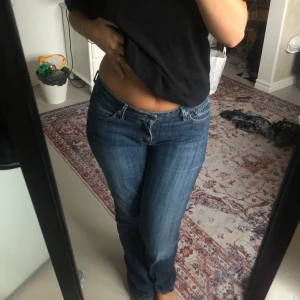 Blå Levis jeans - Säljer ett par levis blå jeans med låg midja, passar till allt!Storlek 10/30❤️‍🔥