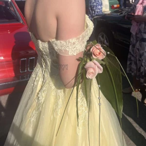 Balklänning - Använd en bal sommaren 2024 Stl 38, jag är 170 cm lång. Snörning i ryggen!  Lite smutsig i nedkant men inget som syns, eventuell kemtvätt skulle behövas! Pris kan diskuteras, Nypris 8000 Handskar och underkjol ingår