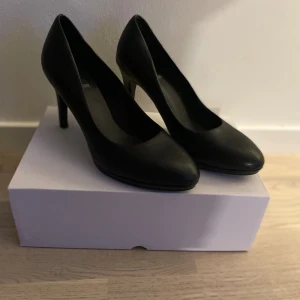 S.Oliver svarta klackar  - Helt nya skor som aldrig använts. 