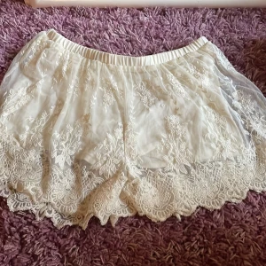 Shorts med spets!!! - Jätte gulliga spets shorts! Dem ör köpta från zara för något år sedan! Dem är typ ovandvända! Jag köpte dem för 389kr och säljer dem för 279kr! Om man har frågor eller funderingar är det bara att höra av sig till mig!❤️🫶🏻🌸