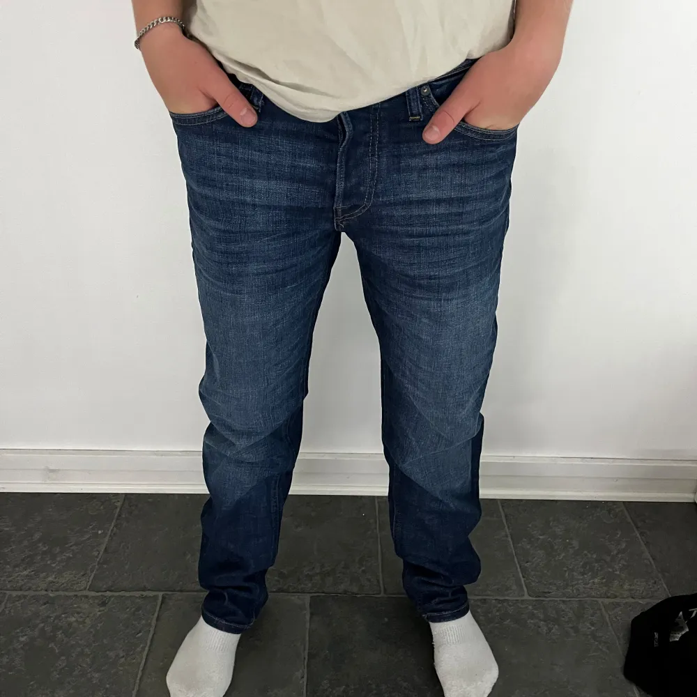 Säljer dessa snygga mörkblåa jeans från jack&jones. Storleken är W28 L32. Nypris 899kr. Dem är aldrig använda så dom är i jättebra skick.. Jeans & Byxor.