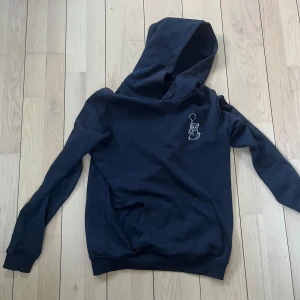 En skön hoodie från kids brand store - 9/10 knappast använd  146-152 