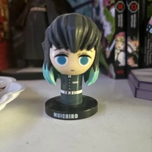 Demon slayer saker - En muichiro mini figur + en giyuu plush. Båda köpta för runt 250 kr st på science fiction bokhandeln. Ingen av dem har original lådan kvar!! Säljer för 50 kr styck!! Köper du båda så kan du få dem två för 70 kr!!