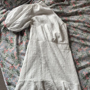 Off-shoulder klänning - Superfin off shoulder klänning från Nakd. Använd en gång! Har en liten fläck vid armhålan som förmodligen går bort med fläckmedel. Annars i nyskick! Storlek 40<3 