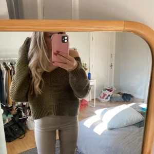 Grön stickad tröja  - Inte använd alls myvket, för stor för mig därför jag säljer 