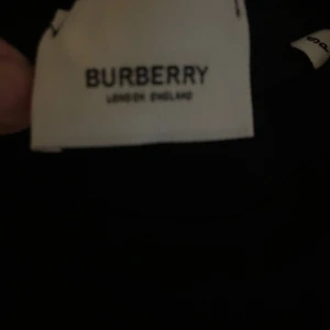 Burberry tshirt - Storlek M använd cirka 2 gånger. Tags följer med om så önskas. Priset går diskutera 
