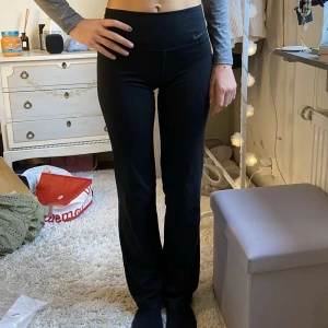 Nike träningstights - Säljer ett par jättefina träningstights i storlek XS från Nike. Det är straight/flared fit på de. Nypris är 699kr💓