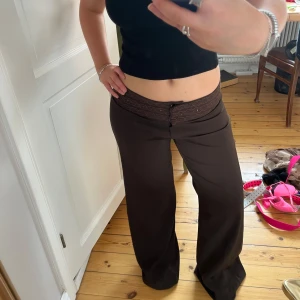 Lågmidjade beuna kostymbyxor med detaljer - Så snygga kostymbyxor som tyvärr inte kommer till användning. Vida i benen Midjemått: 38cm Innerbenslängd: 79cm